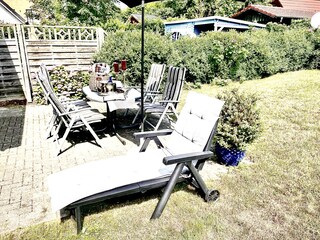 Terrasse mit Terrassenmöbel und Strandkorb