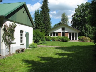 Ansicht aus Westen - Haus und ehemaliger Stall