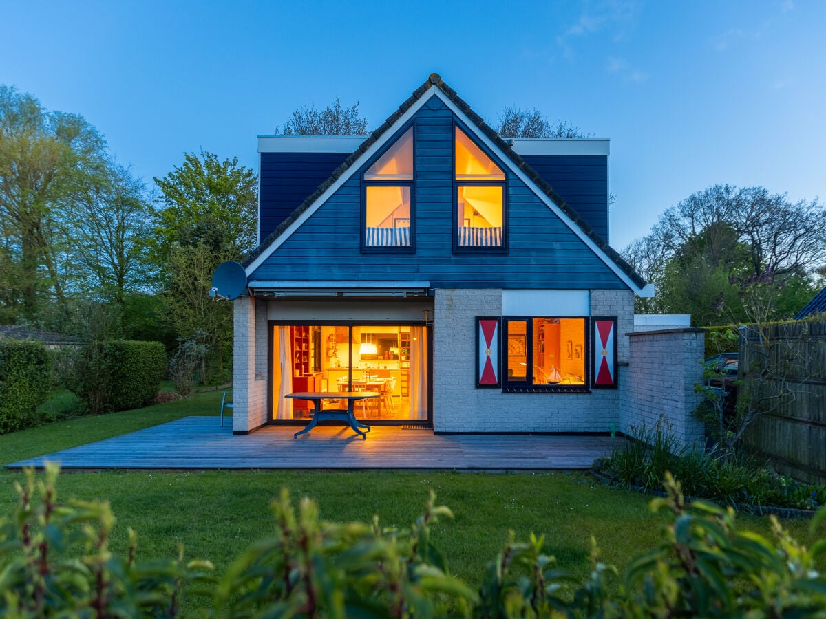 Haus von vorne Südseite mit Terrasse