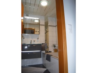 Elegantes Bad mit Badewanne  und Duschabtrennung