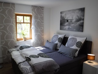 Schlafzimmer m. elektrisch verstellbarem Boxspringbett