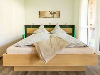 Schlafzimmer mit großem Kleiderschrank