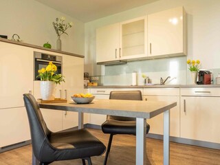 Küche mit Herd, Backofen, Kühlschrank, Gefrierfach