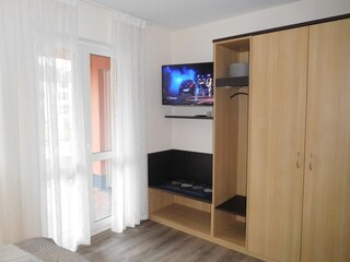 Schlafzimmer mit Terrasse Schrank und Flatscreen-TV