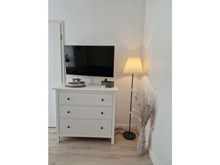 Smart-TV und Schrank mit Gesellschaftsspielen