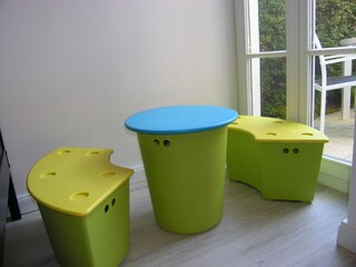 ...mit Spielecke inklusive Spielzeug...