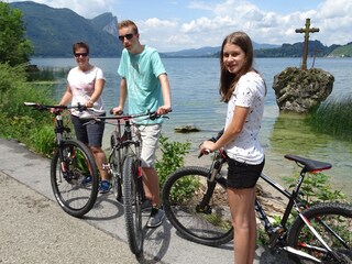 Mit dem Fahrrad um den See - im Hintergrund: Kreuzstein