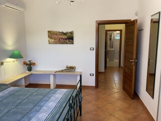 Schlafzimmer I Durchblick zum Bad
