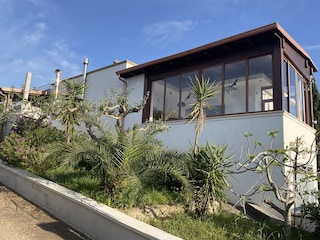 Auffahrt und Wohnzimmer mit Aussicht