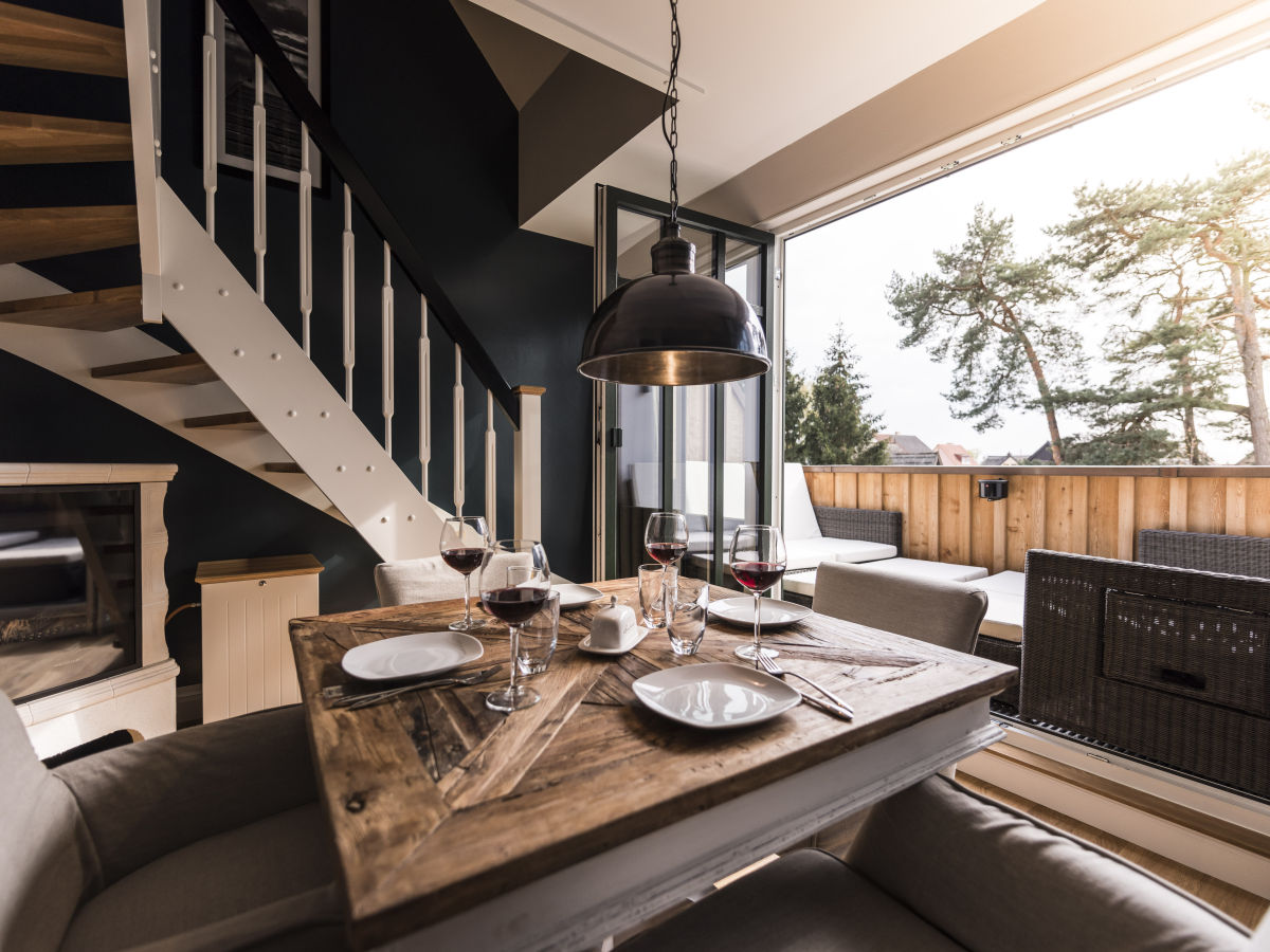 Wohnbereich mit Kamin und Blick auf die Loggia