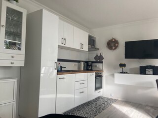 Küche mit Backofen, Spülmaschine, Mikrowelle usw.