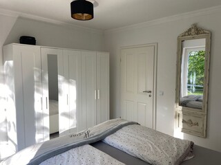 Schlafzimmer Blickrichtung Tür