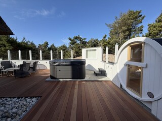 Neu: Aussenwhirlpool- und Sauna