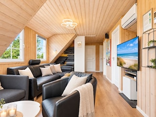Wohnzimmer mit TV, extra Kühlschrank
