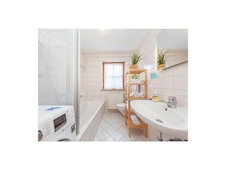 Bad mit Badewanne und Dusche