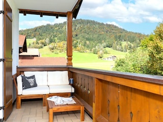 Möblierter Balkon mit Bergblick