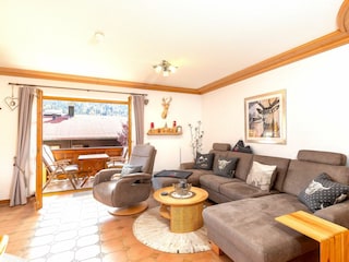 Komfortable Couchgarnitur und Balkon