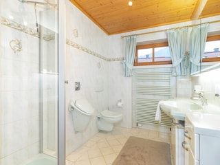 Zweites Badezimmer mit Dusche und WC