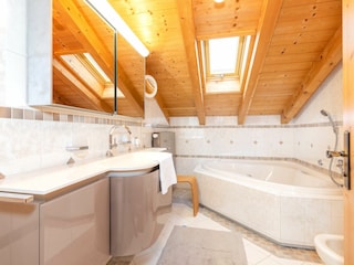 Wunderschönes Bad mit Eckbadewanne