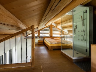 Schlafzimmer Galerie mit Nasszellenbereich