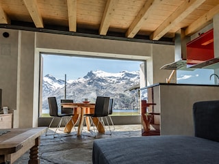 Wohnbereich mit Sofa und Esstisch