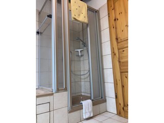 Bad (alternativ with bath tub and hot shower)