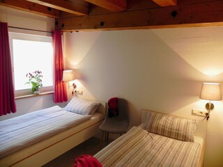 Schlafzimmer mit 2 Einzelbetten 90x200cm