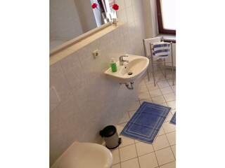 Badezimmer mit WC, Wannenbad