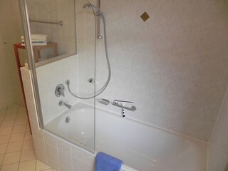 Wannenbad mit Duschabtrennung