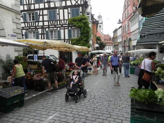 Jeden Samstag vormittag Markt direkt vor dem Haus