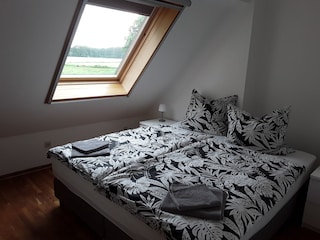 2. Schlafzimmer OG  mit Boxspringbett