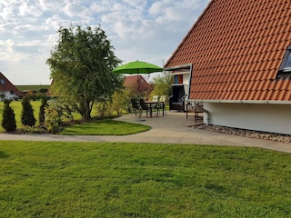 großer Garten mit angrenzender Wiese