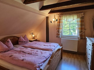 Schlafzimmer mit Doppelbett