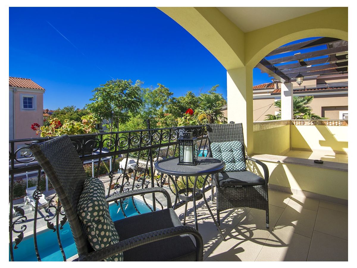 Balkon mit Blick auf den Pool