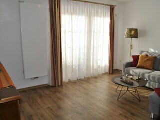 Wohnzimmer mit Zugang zur Terrasse