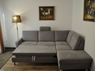 gemütliche Couch zur Schlafcouch umfunktioniert