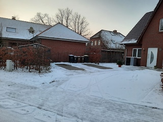Parkplatz am Hauseingang im Winter