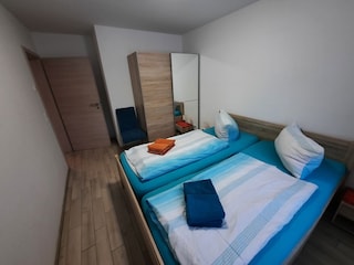 Doppelbettschlafzimmer Innenansicht mit Schrank