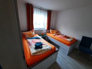 Einzelbettschlafzimmer aus Eingangssicht