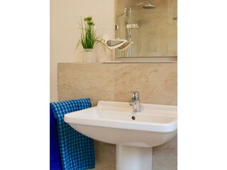 Bad im OG mit Dusche und WC