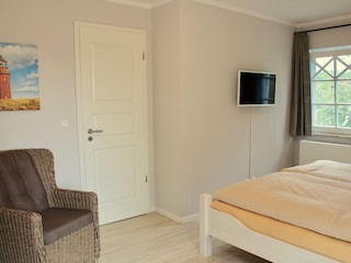Schlafzimmer mit Doppelbett und Balkonzugang