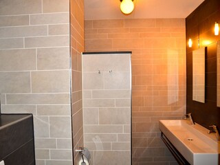 Badezimmer 2 mit Dusche und WC