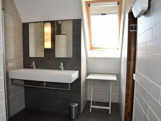 Badezimmer mit Dusche, Sauna und Doppelwaschbecken