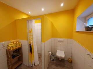 Badezimmer mit ebenerdiger Dusche