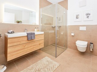 Bad mit Dusche und WC