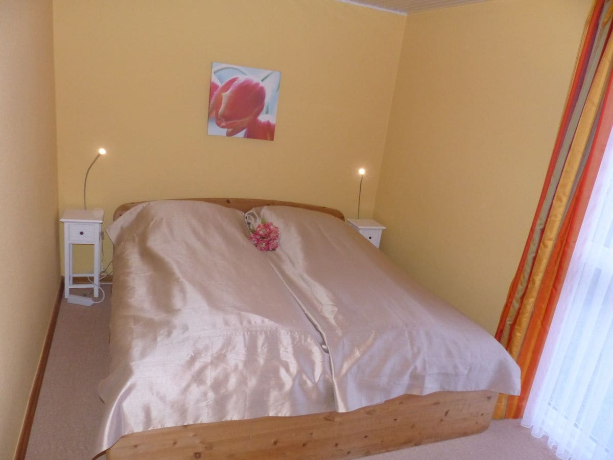 Schlafzimmer 1 mit Doppelbett und Ausgang zur Terrasse