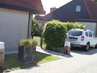 Eingang und Parkplatz Yperhof 19 www.fewo-toewe.de