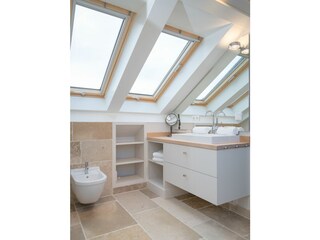 helles Badezimmer mit besonderem Ambiente