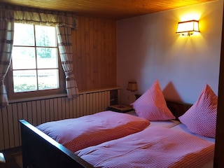 Schlafzimmer mit 2x2m Doppelbett