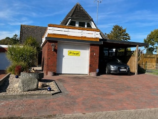 Parkfläche mit Carport